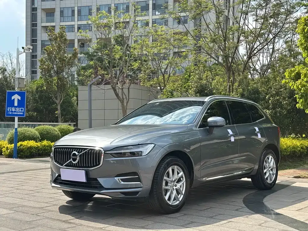 Volvo XC60 — фото 1