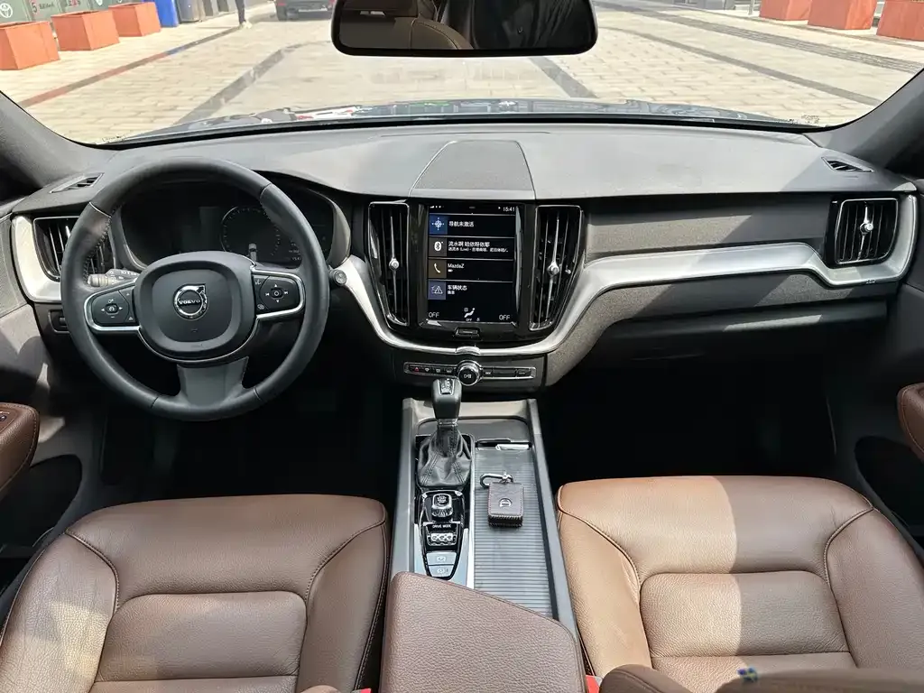 Volvo XC60 — фото 9