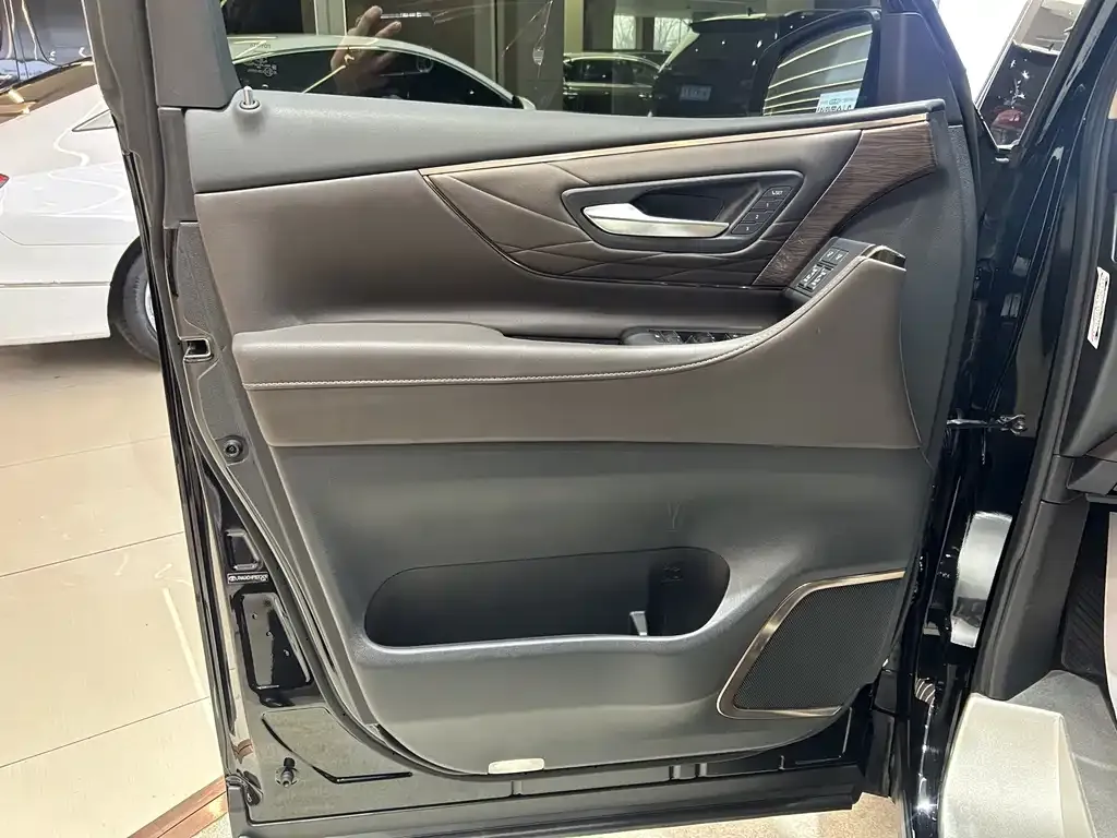 Toyota Vellfire — фото 9