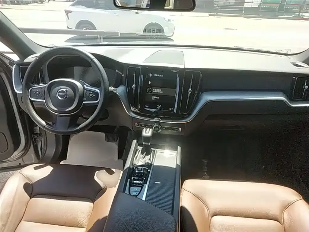 Volvo XC60 — фото 9
