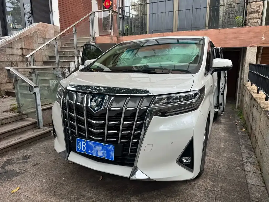 Toyota Alphard — фото 1