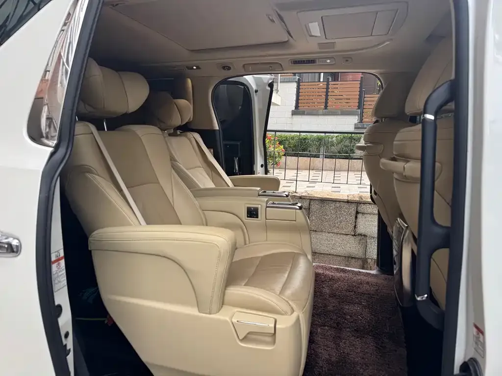 Toyota Alphard — фото 5