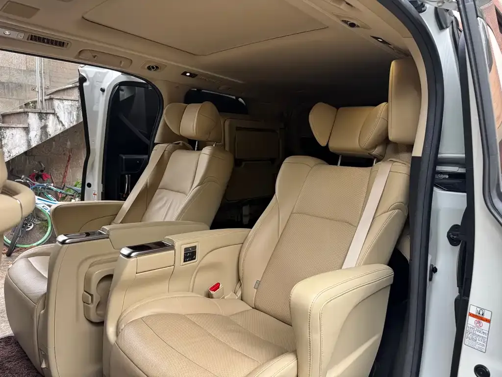 Toyota Alphard — фото 8