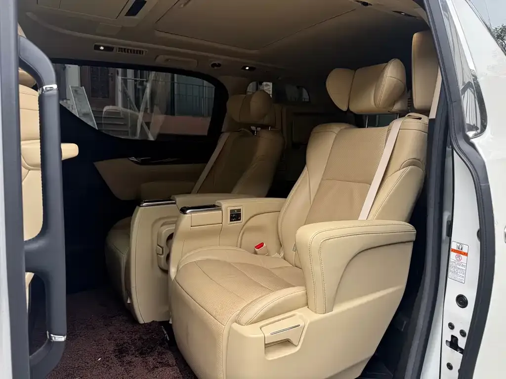 Toyota Alphard — фото 4