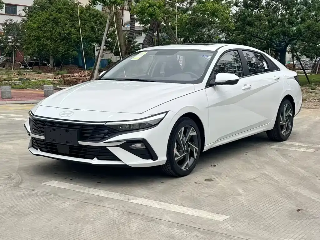 Hyundai Elantra — фото 1