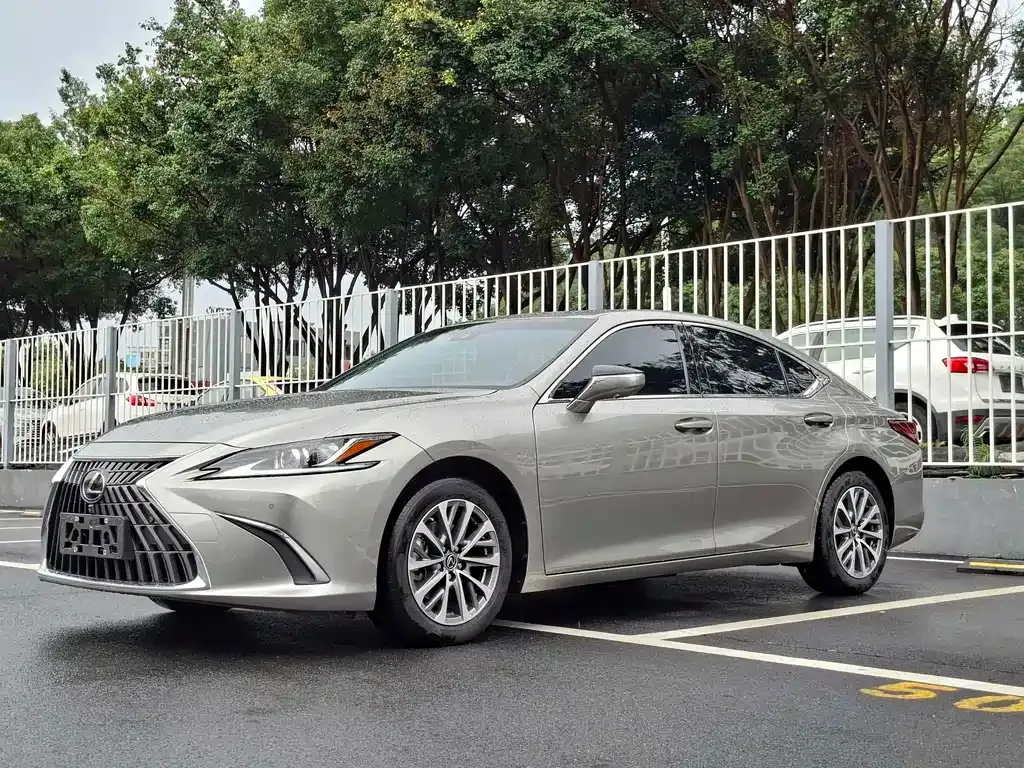 Lexus ES — фото 1