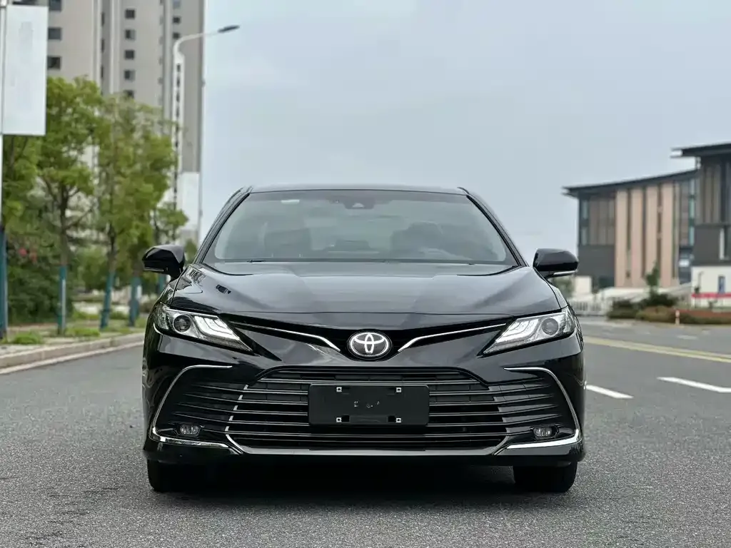 Toyota Camry — фото 1