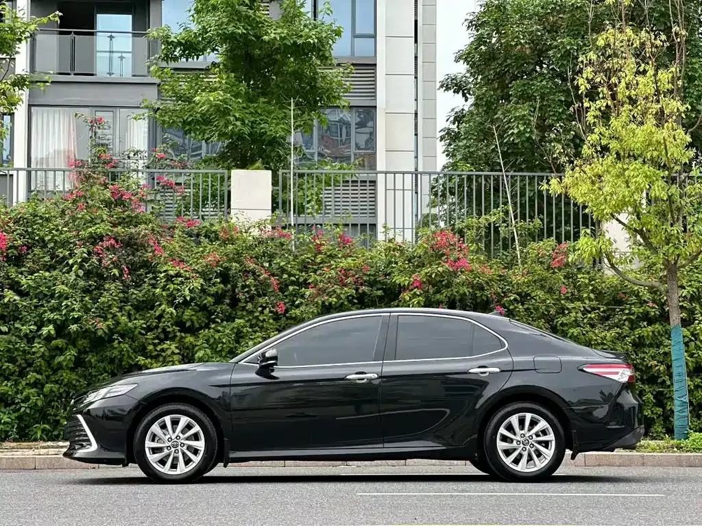 Toyota Camry — фото 8