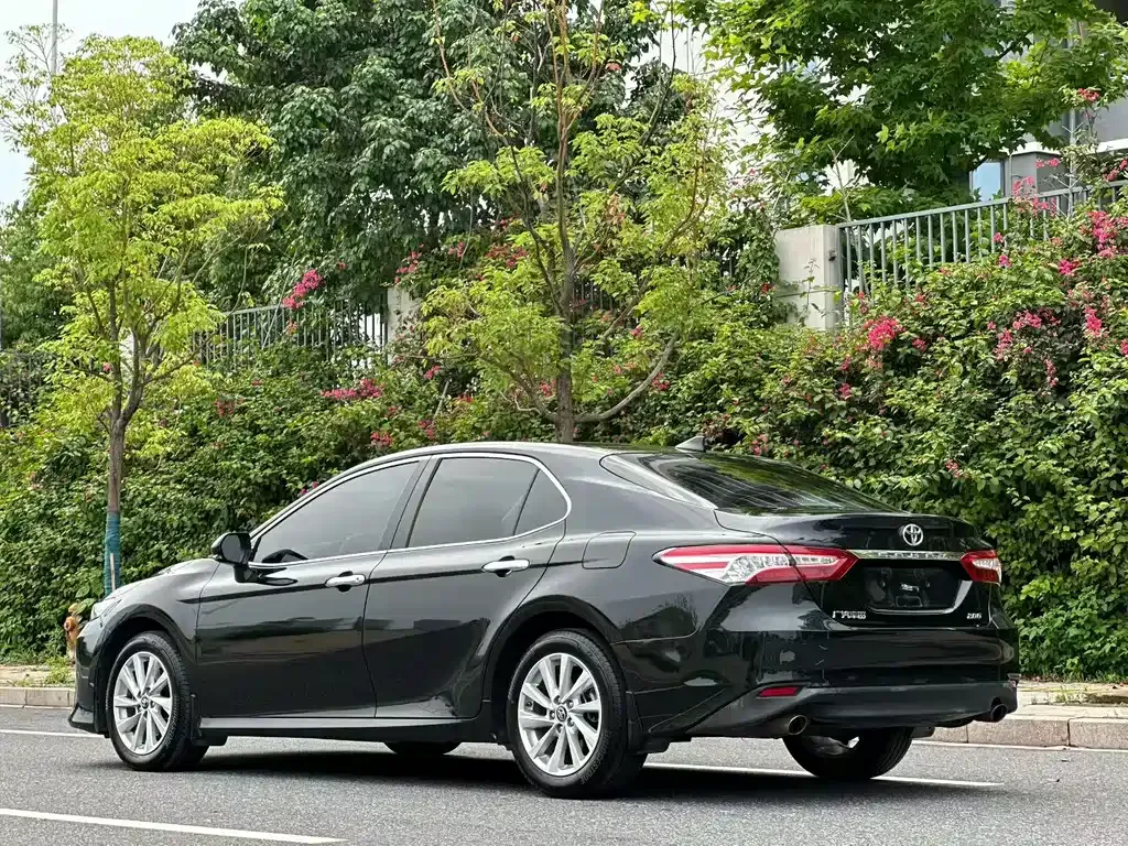 Toyota Camry — фото 9