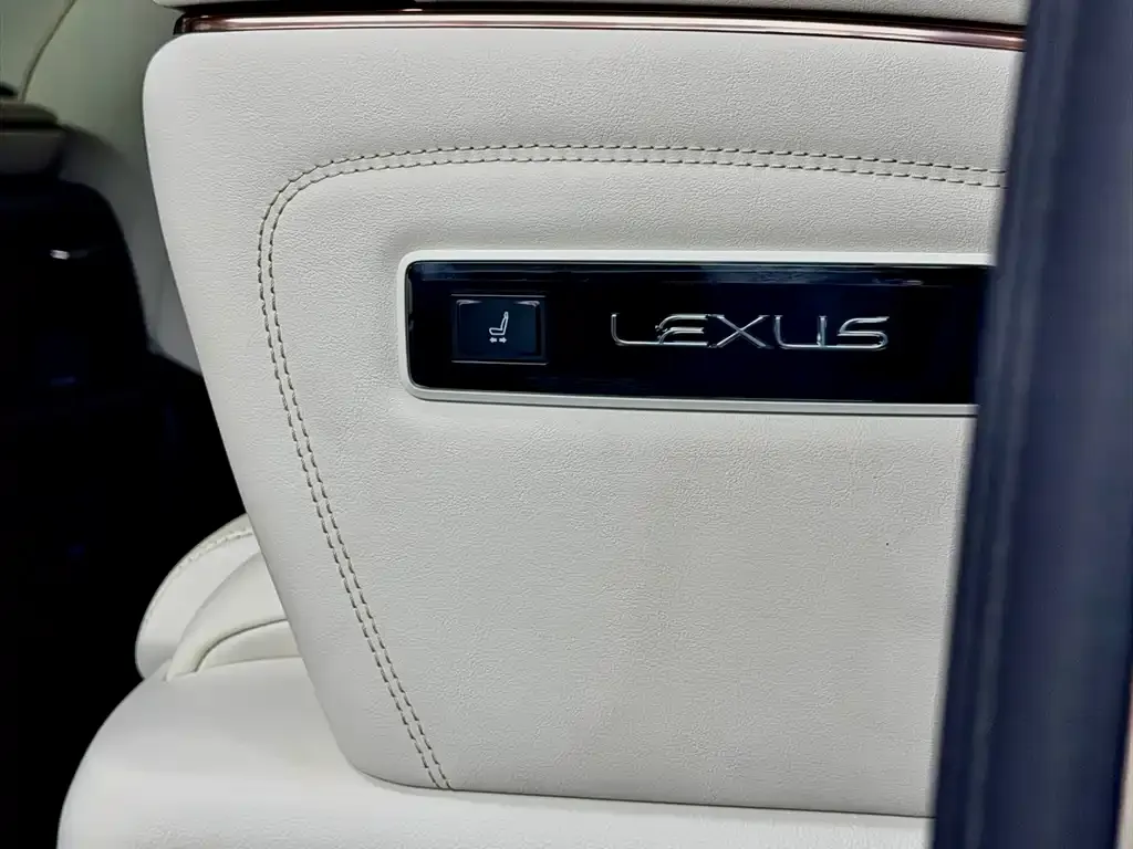 Lexus LM — фото 5