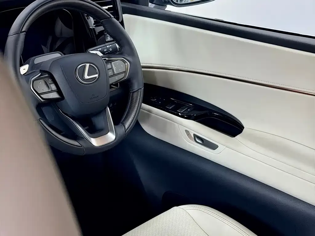 Lexus LM — фото 6