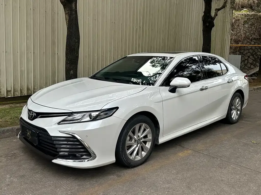 Toyota Camry — фото 1