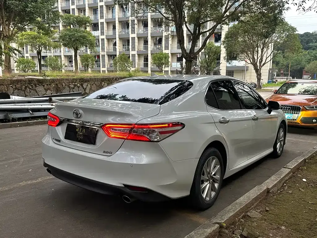 Toyota Camry — фото 9