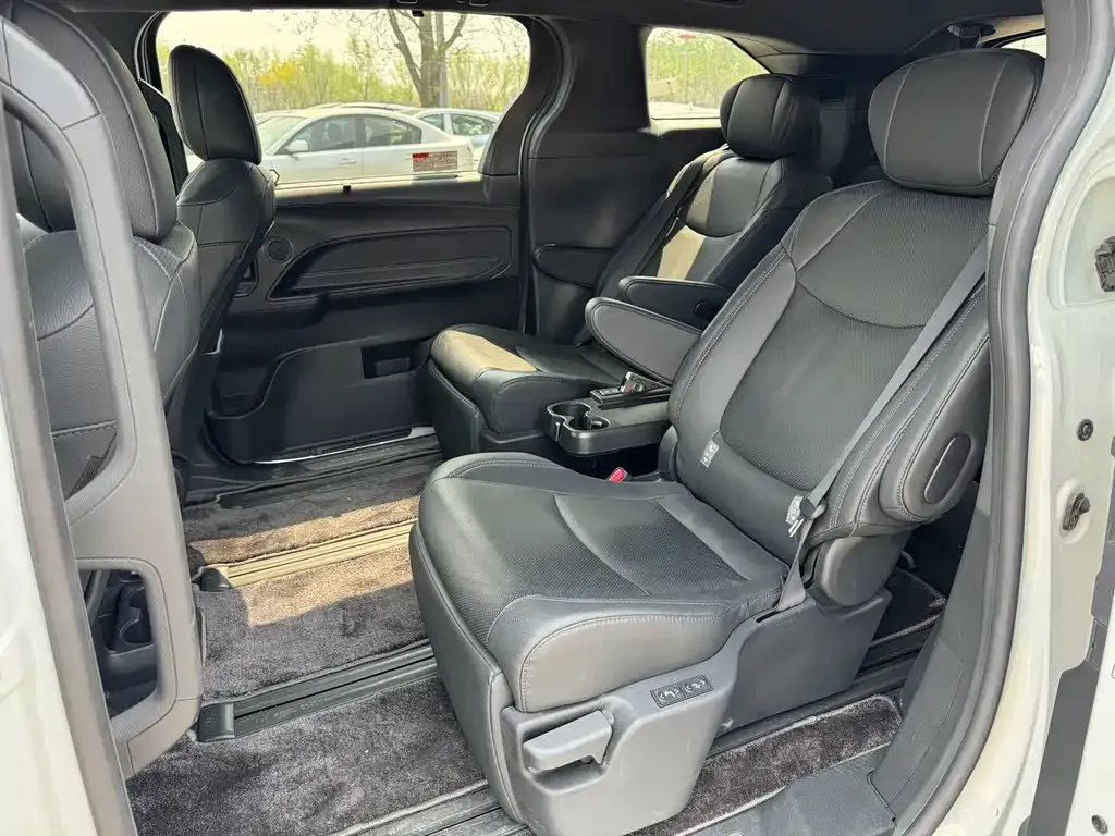 Toyota Sienna — фото 5