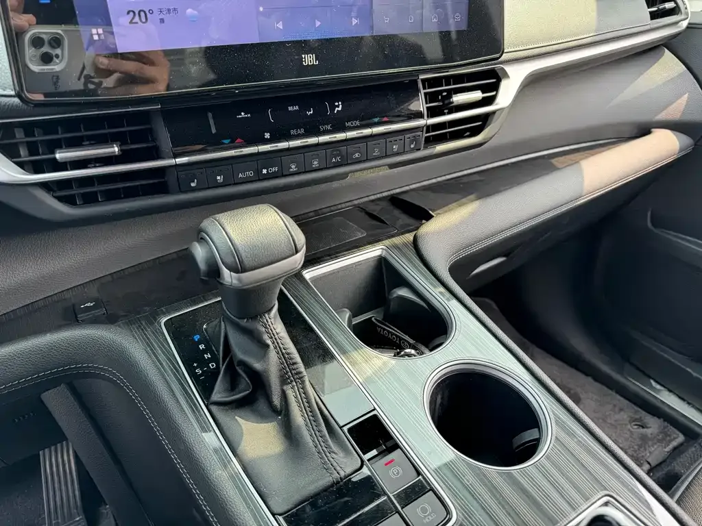 Toyota Sienna — фото 10
