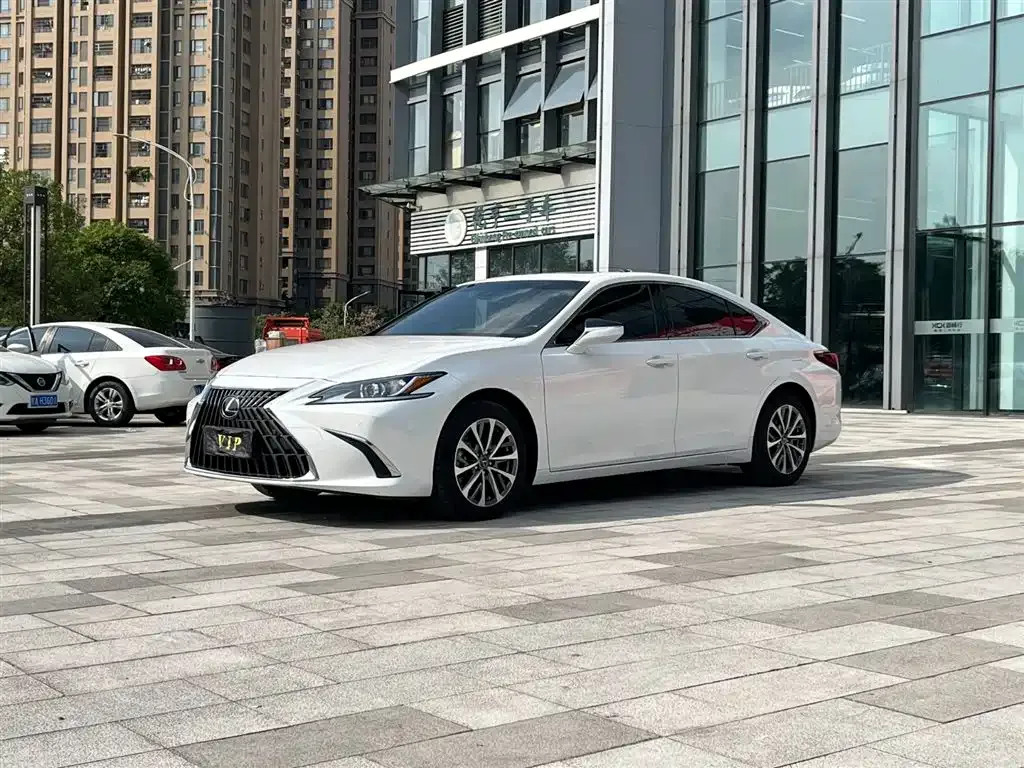 Lexus ES — фото 1