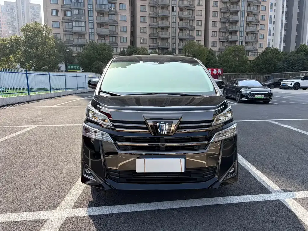 Toyota Vellfire — фото 1