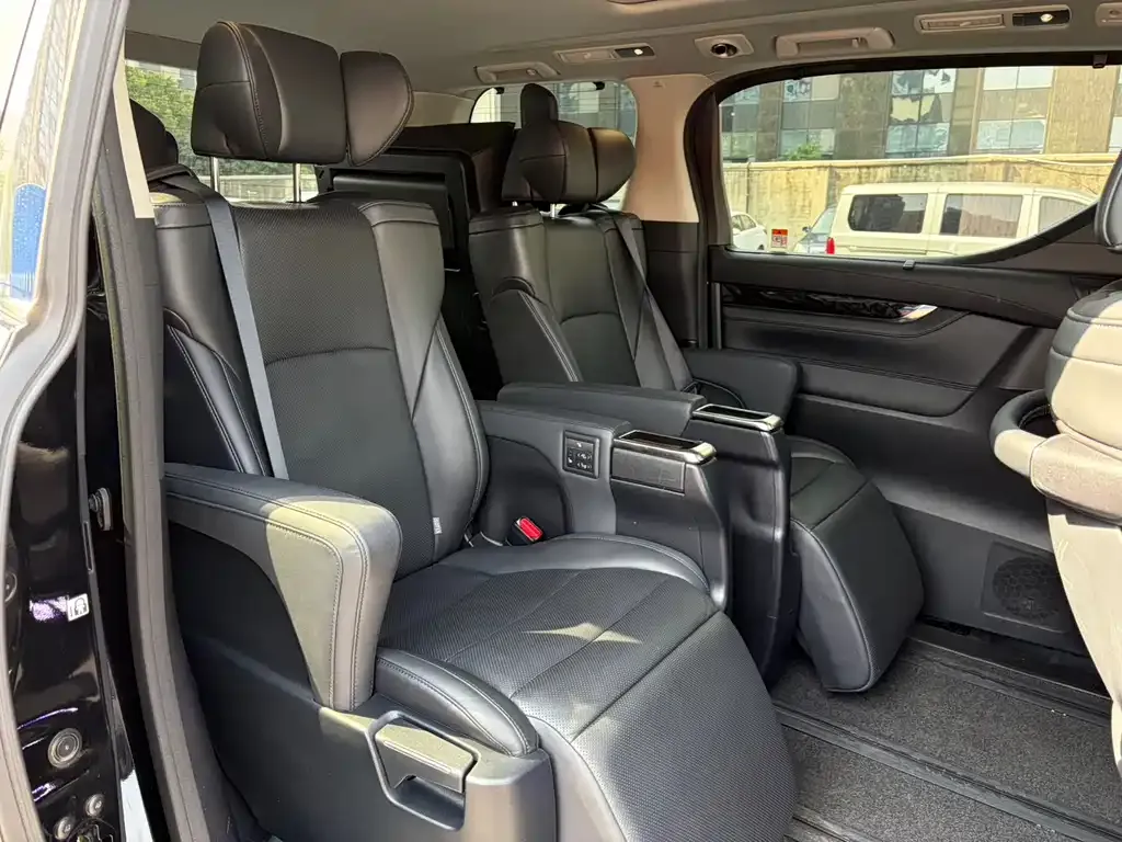Toyota Vellfire — фото 2