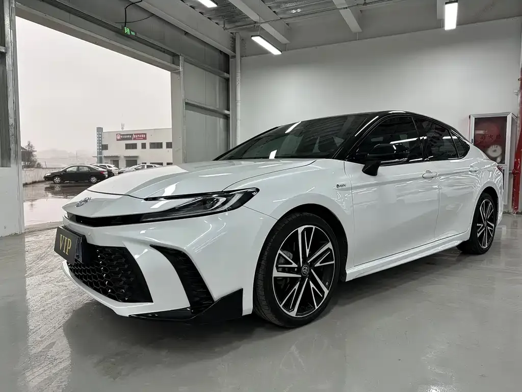 Toyota Camry — фото 1