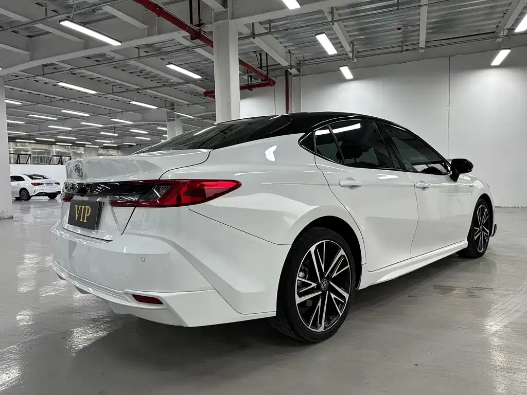 Toyota Camry — фото 6