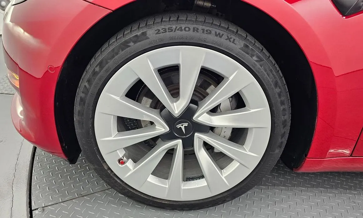 Tesla Model 3 — фото 4