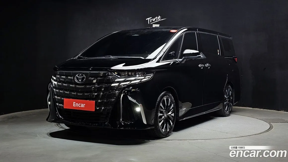 Toyota Alphard — фото 1