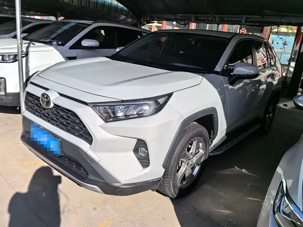 Toyota RAV4 — фото 1