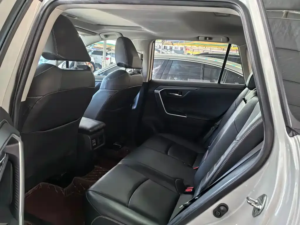 Toyota RAV4 — фото 4