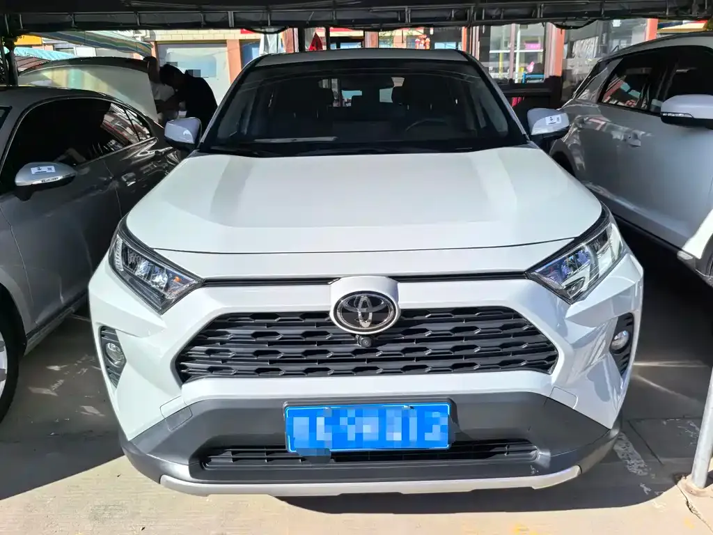 Toyota RAV4 — фото 5
