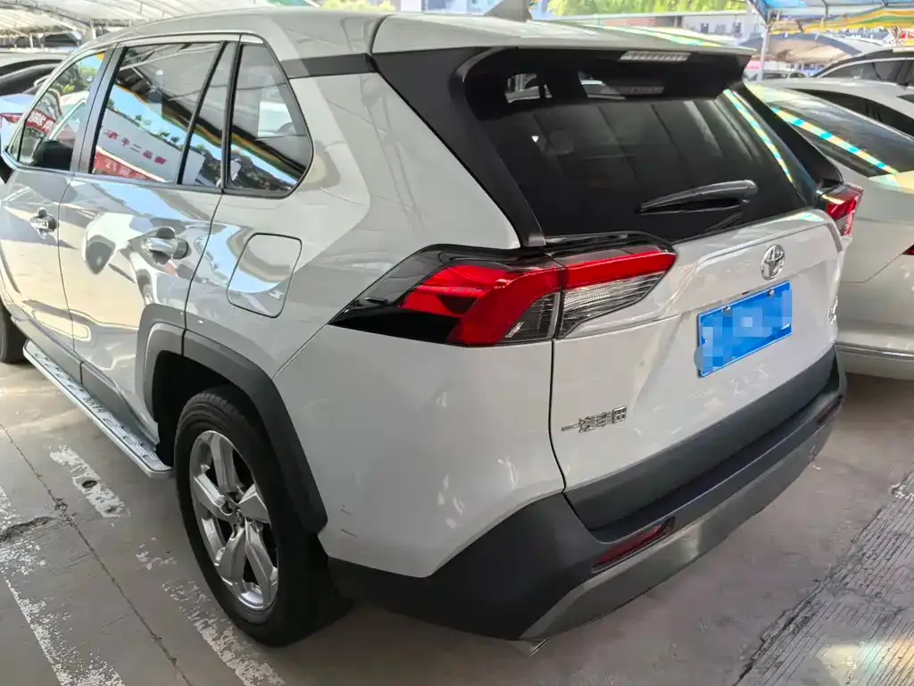 Toyota RAV4 — фото 6