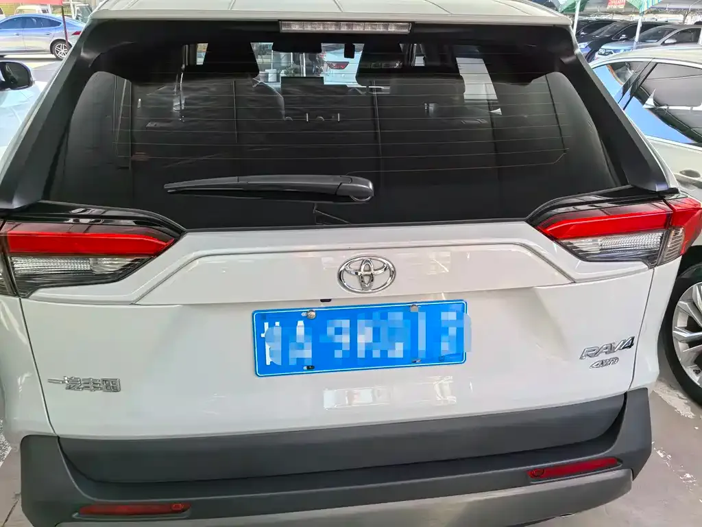 Toyota RAV4 — фото 9