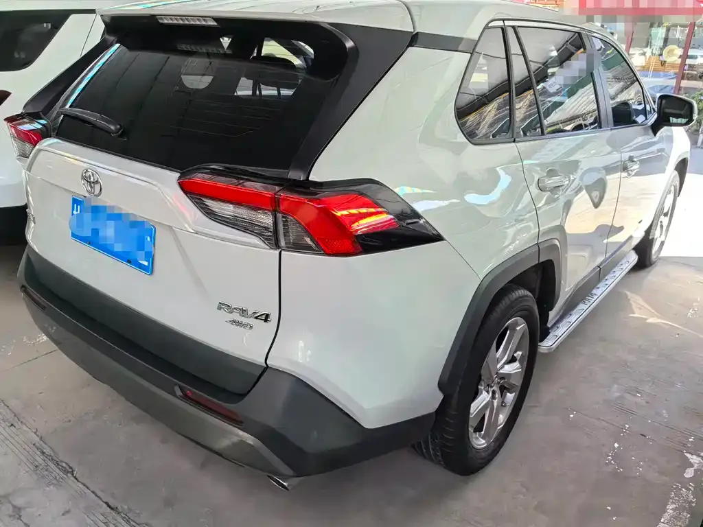 Toyota RAV4 — фото 8
