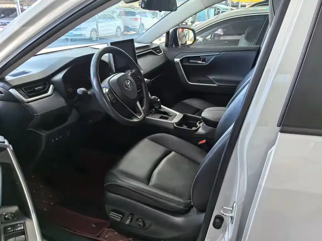 Toyota RAV4 — фото 10