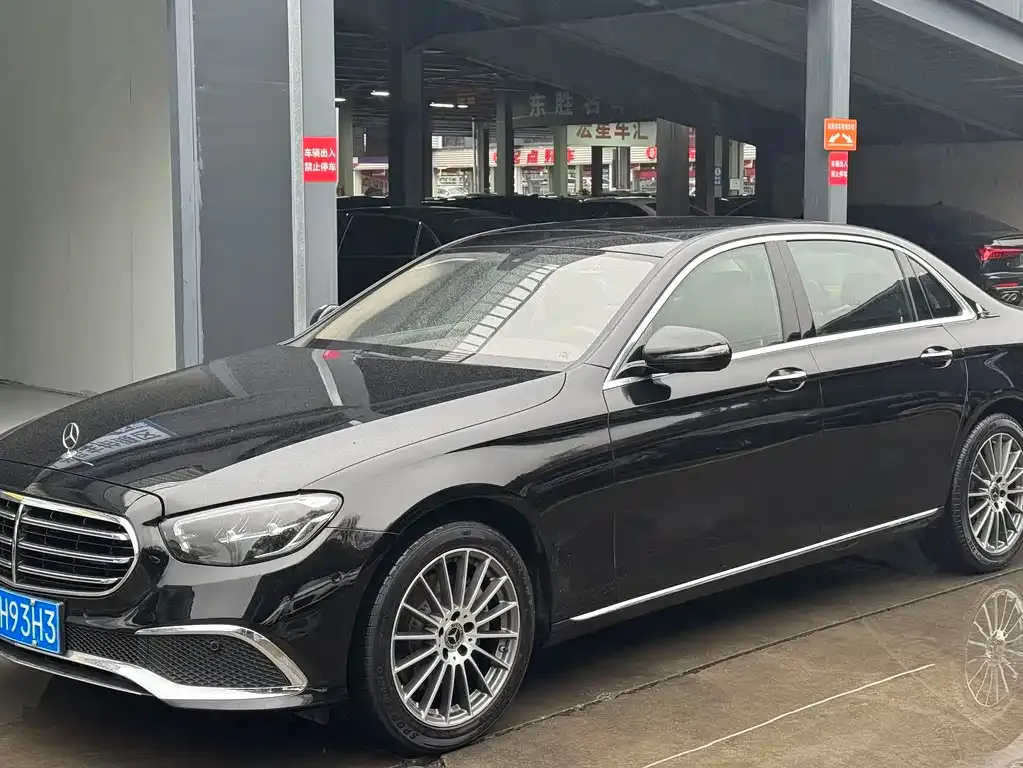 Mercedes-Benz E-Class — фото 1