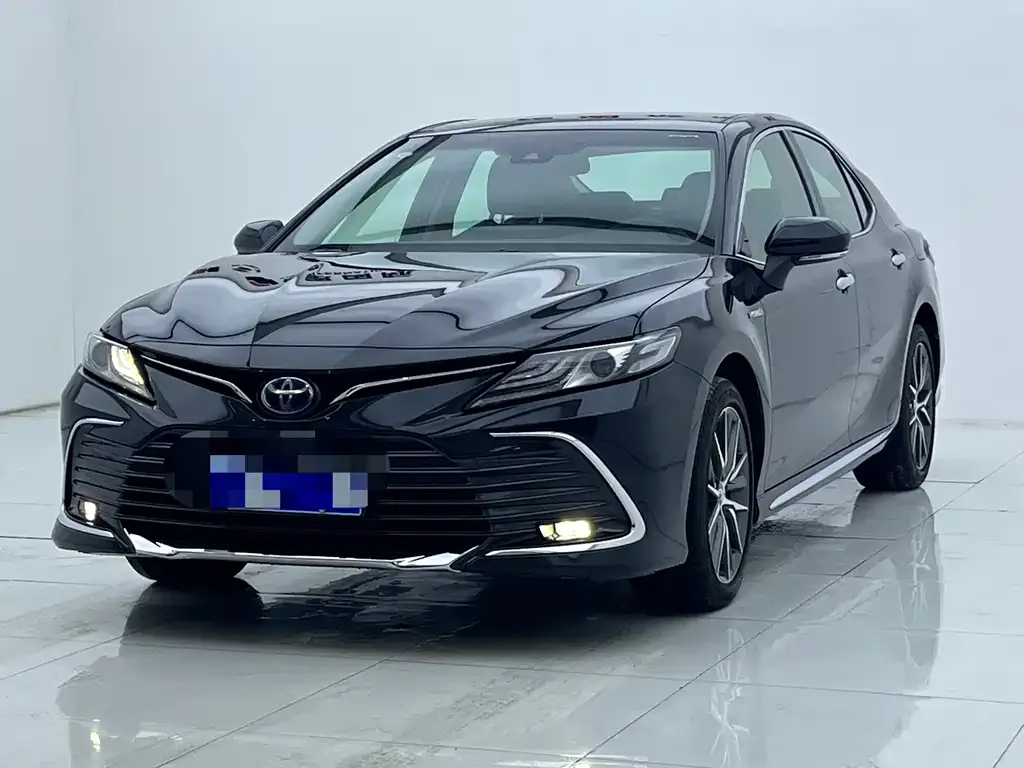 Toyota Camry — фото 1