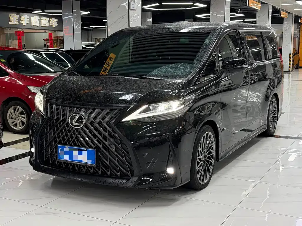 Toyota Alphard — фото 1