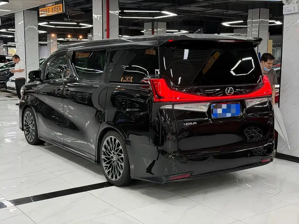 Toyota Alphard — фото 10
