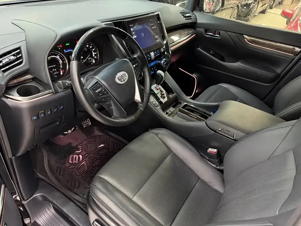 Toyota Alphard — фото 9