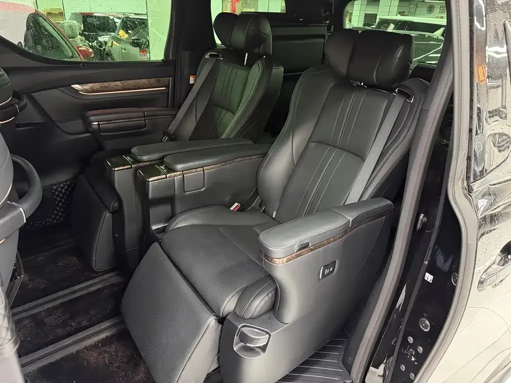 Toyota Alphard — фото 7