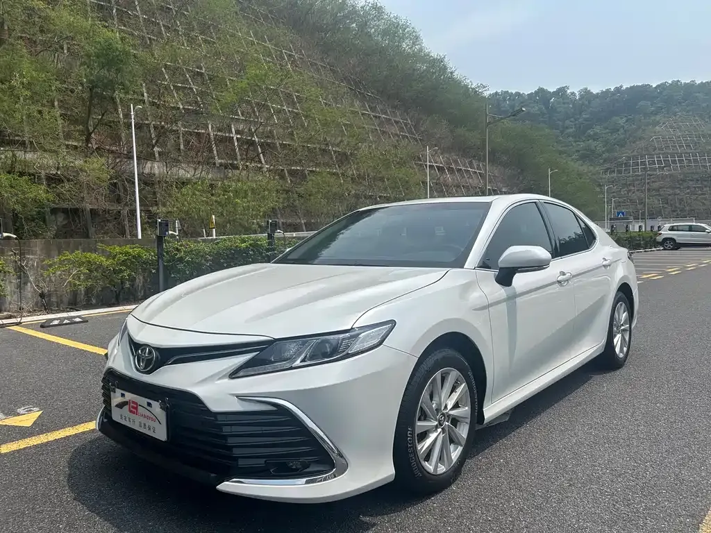 Toyota Camry — фото 1