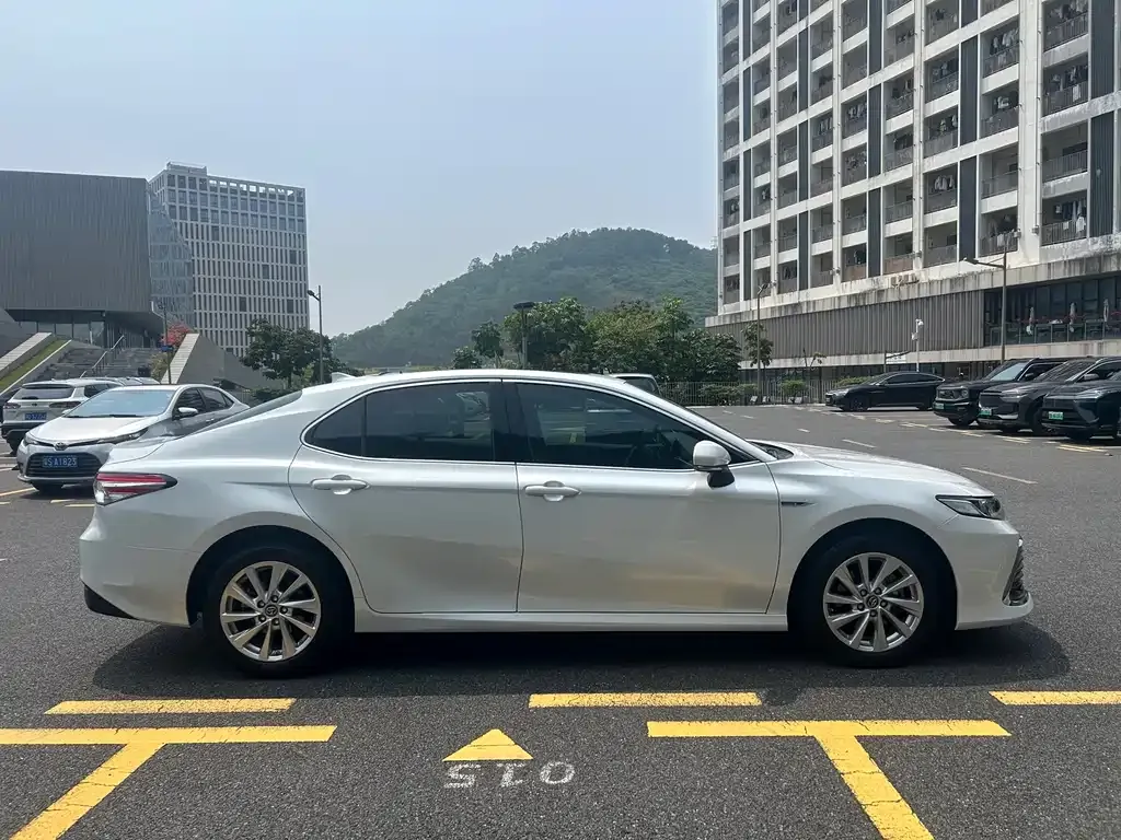 Toyota Camry — фото 10