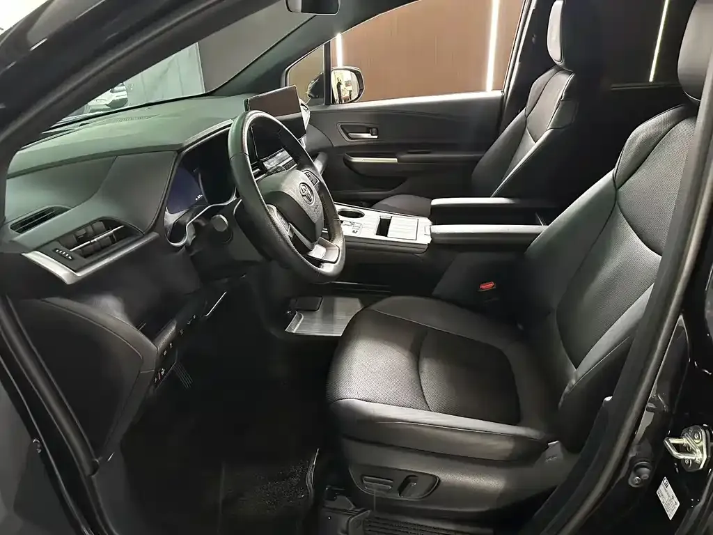 Toyota Granvia — фото 3