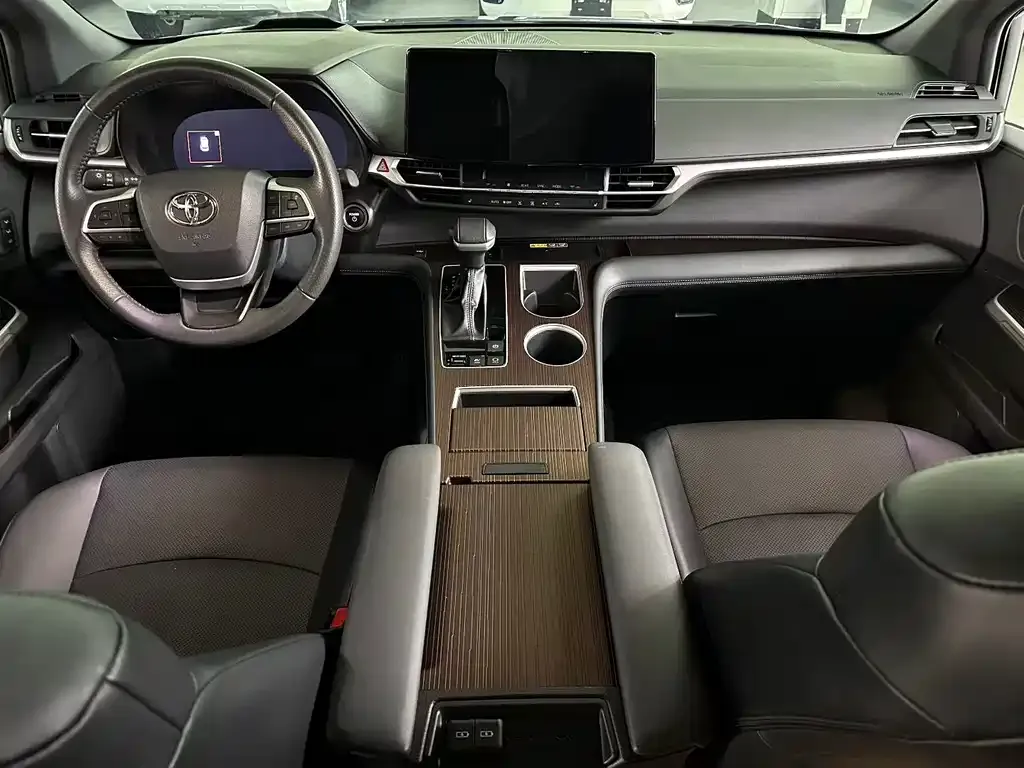 Toyota Granvia — фото 2