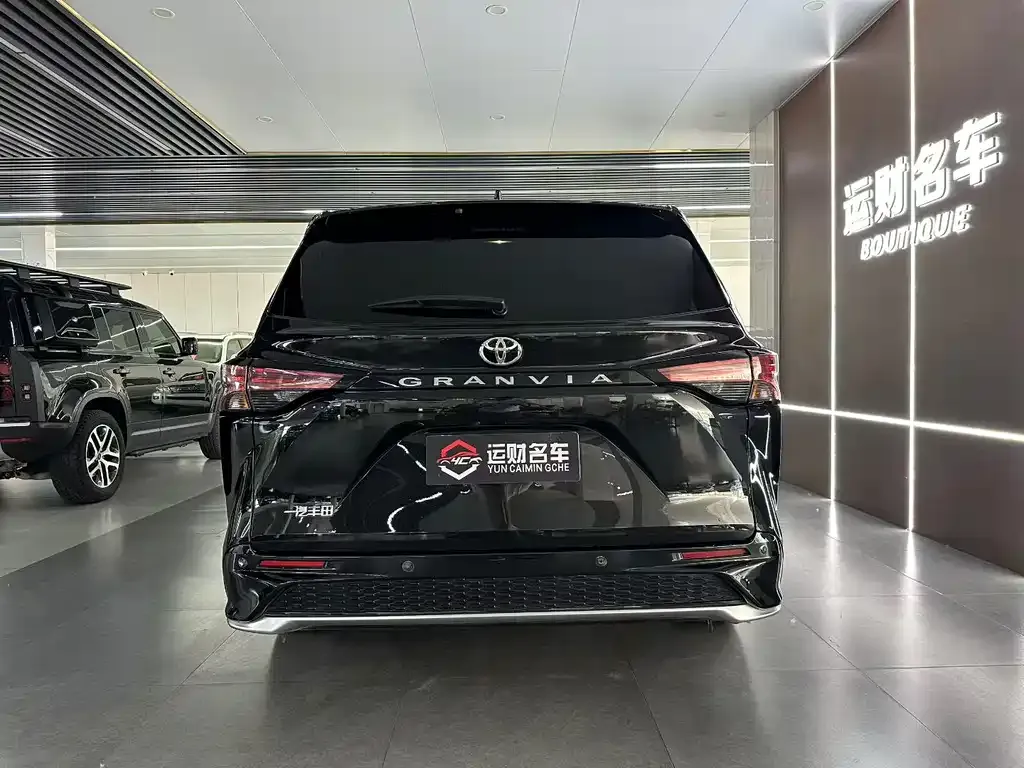 Toyota Granvia — фото 5