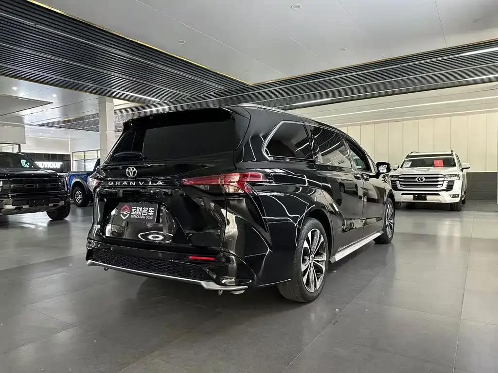 Toyota Granvia — фото 8