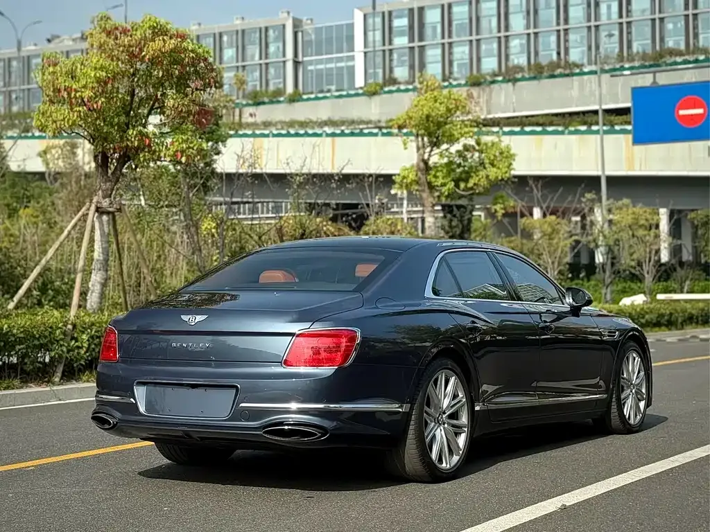 Bentley Flying Spur — фото 4