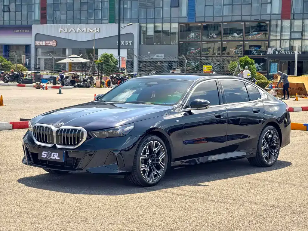 BMW 5 Series — фото 1