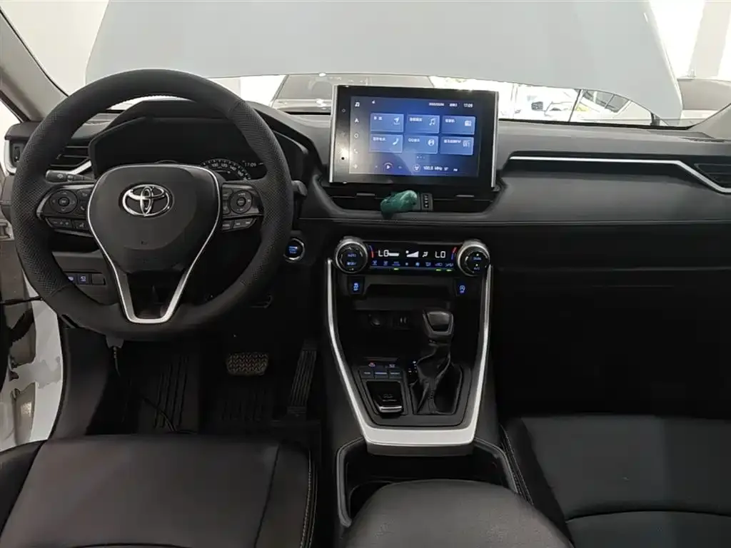 Toyota RAV4 — фото 10