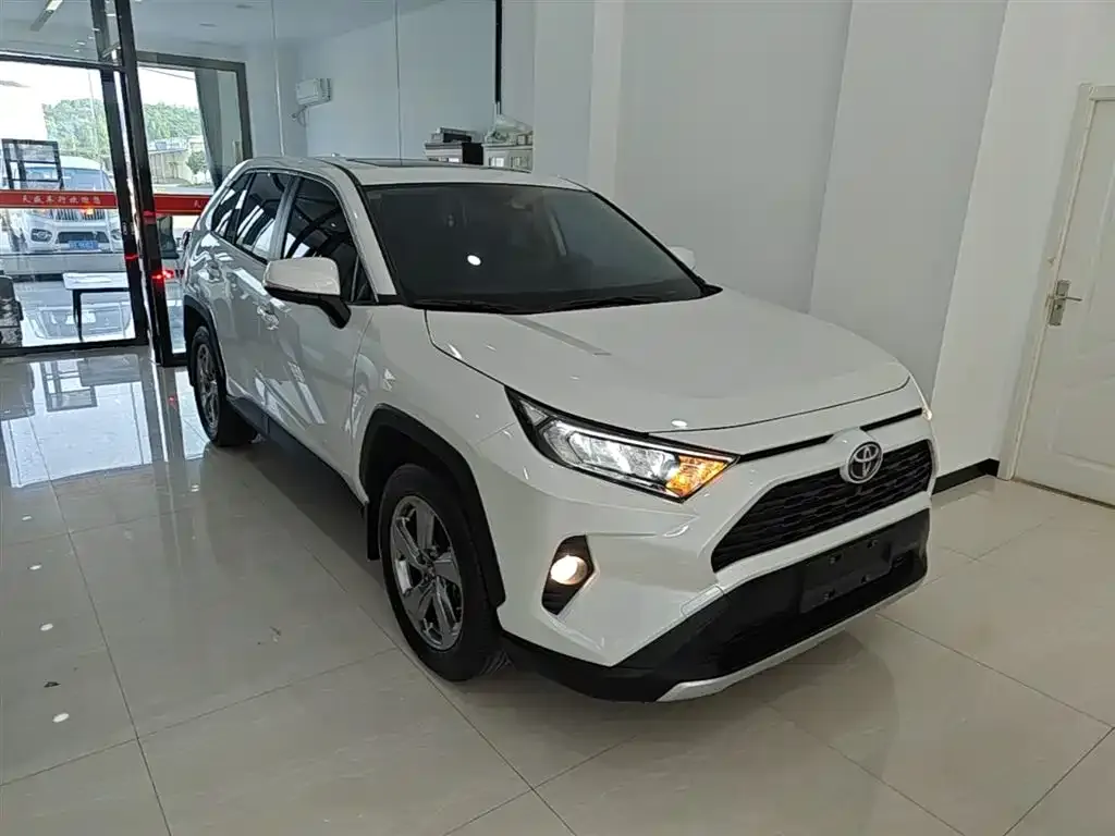 Toyota RAV4 — фото 8