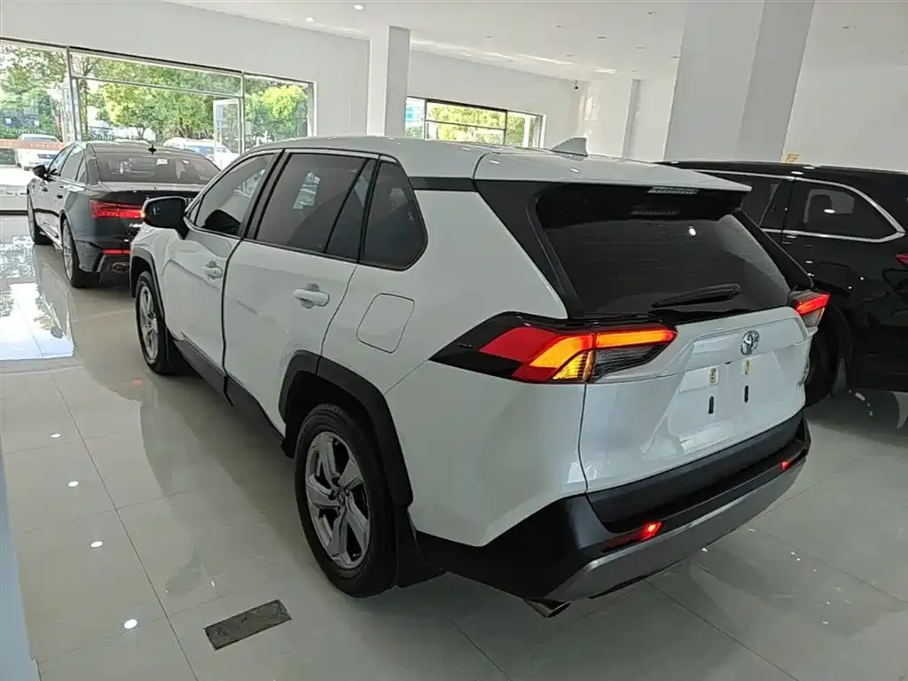 Toyota RAV4 — фото 6